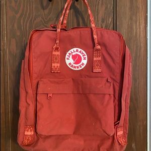 fjallraven kanken classic deep red & folk pattern